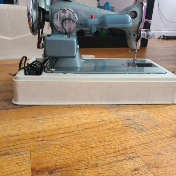 Deluxe Precision Sewing Machine - Picture 3 of 4